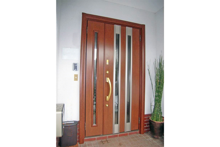 ◆After【玄関ドア】LIXIL：リフォームドア リシェントｋ４ 仕様22親子R300型 [色：ポートマホガニー（Ｊ）]